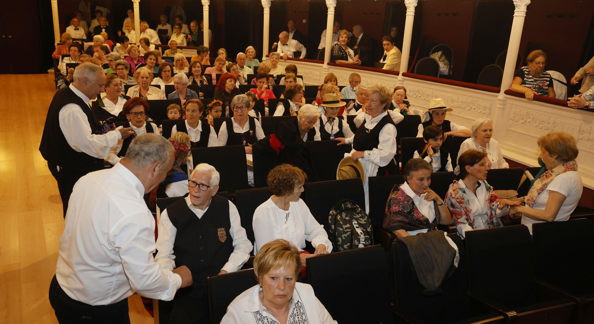 Un teatro abarrotado para despedir el curso de los mayores