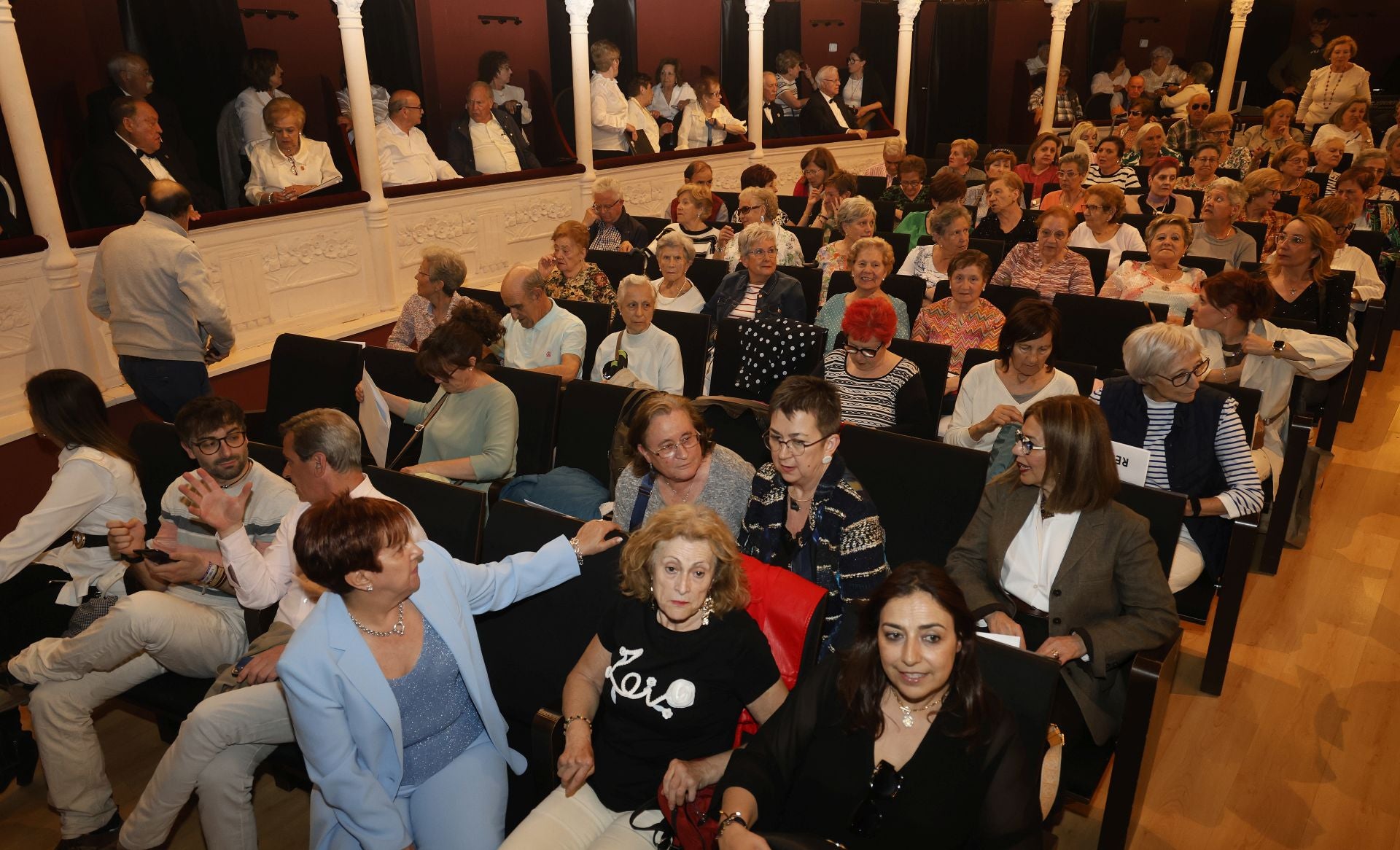Un teatro abarrotado para despedir el curso de los mayores