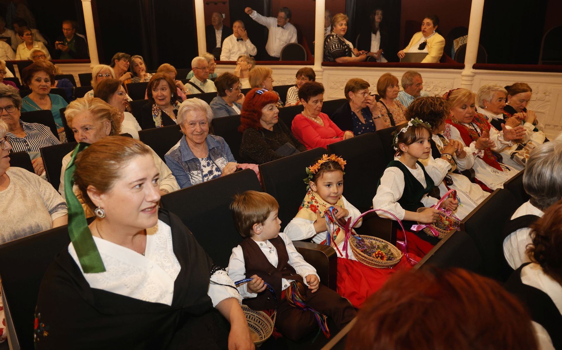 Un teatro abarrotado para despedir el curso de los mayores