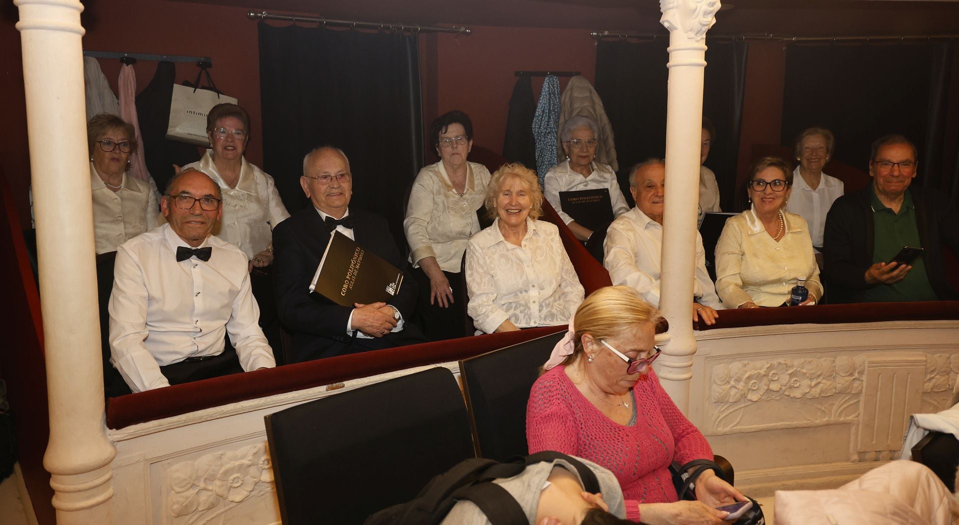 Un teatro abarrotado para despedir el curso de los mayores