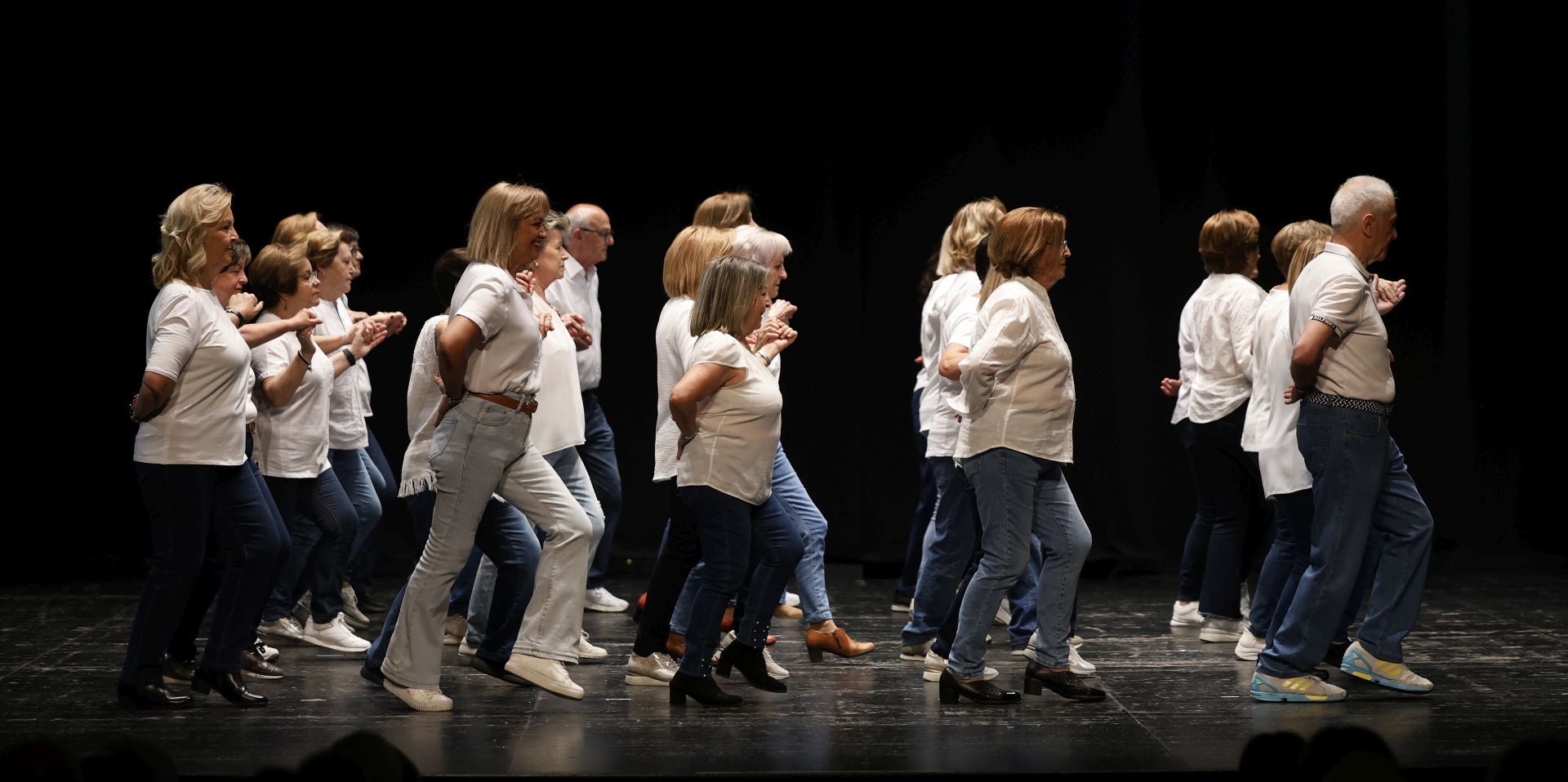 Un teatro abarrotado para despedir el curso de los mayores
