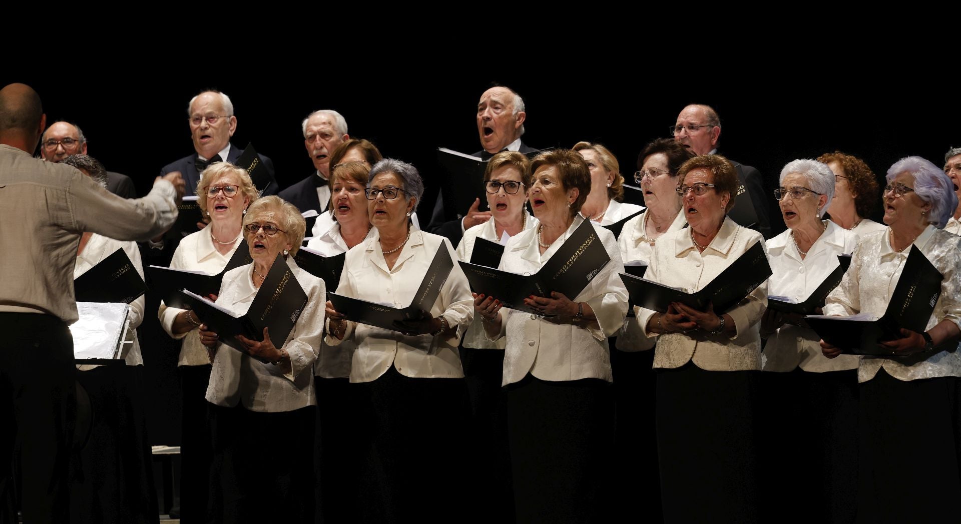 Un teatro abarrotado para despedir el curso de los mayores