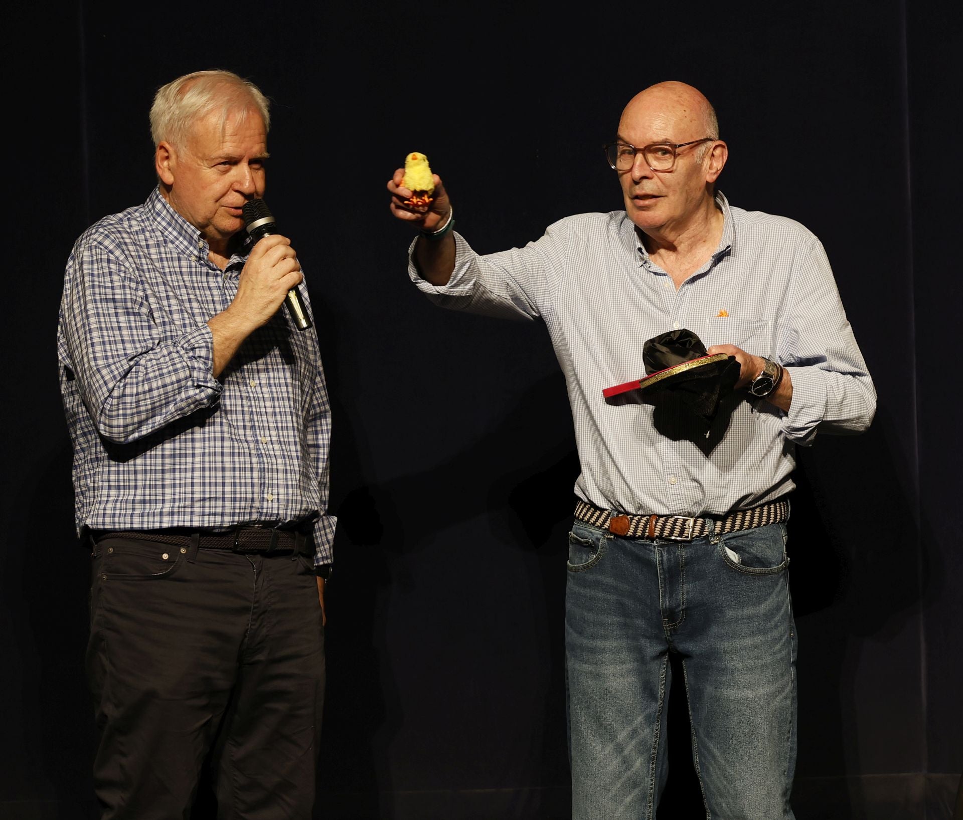 Un teatro abarrotado para despedir el curso de los mayores