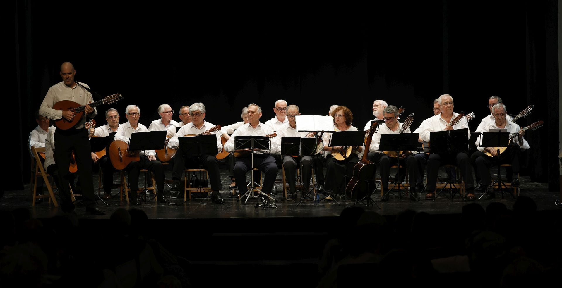 Un teatro abarrotado para despedir el curso de los mayores