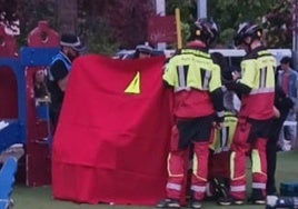 Bomberos y Policía Local conversan con la niña, protegida por una lona roja. En pequeño, el agujero en el que quedó atrapado el dedo de la niña y trozo de la estructura cortado para liberarla.