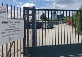 Valla de entrada al Punto Limpio de Cuéllar, la cual se quiere sustituir para mejorar la seguridad.