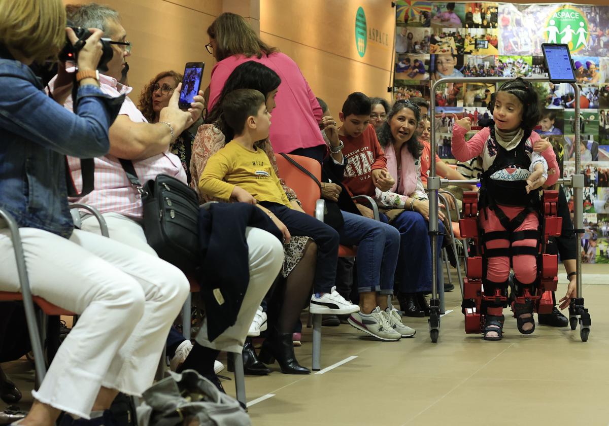 Presentación del funcionamiento de un exoesqueleto infantil en Salamanca.