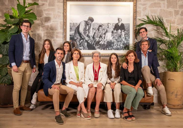 Felisa Espinosa, junto a la tercera y cuarta generación de la bodega.