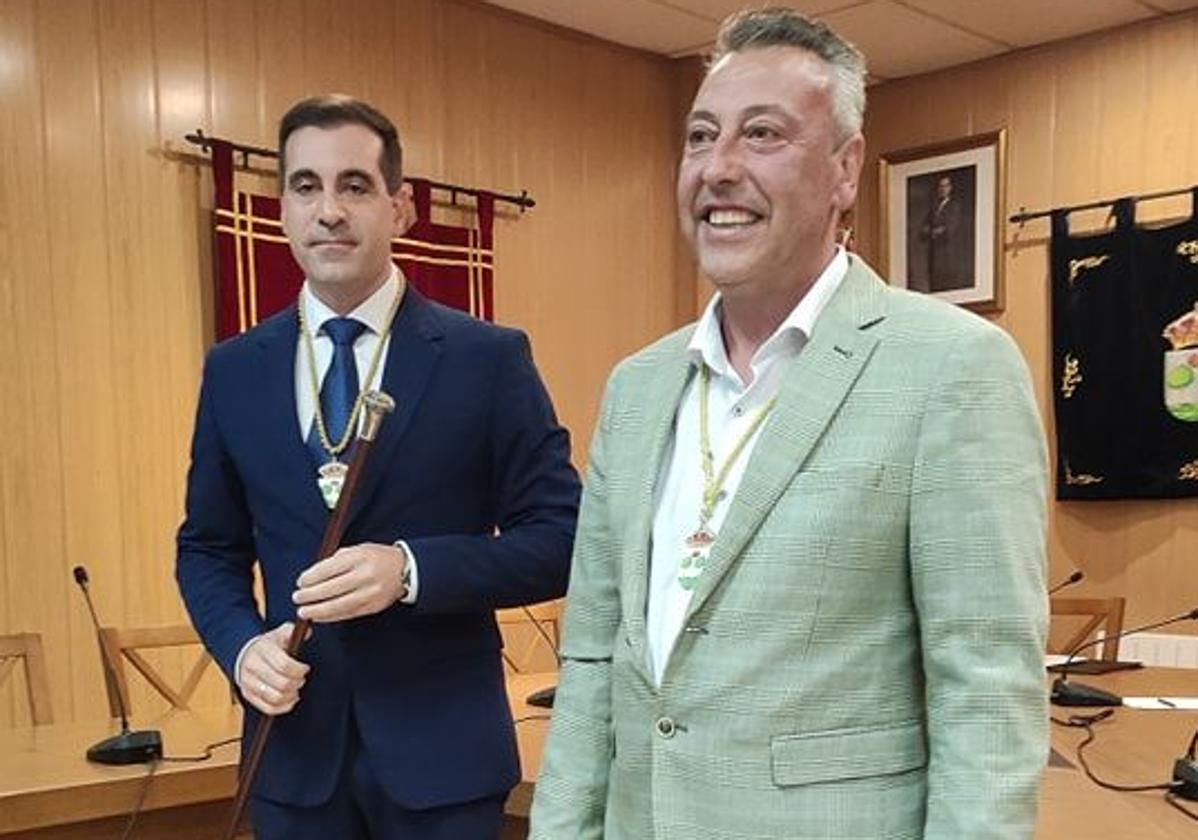 El nuevo alcalde de Aldeamayor de San Martín, el popular Roberto Martínez (izquierda), este miércoles con el hasta ahora regidor, el socialista Fernando de la Cal.