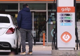 Un conductor llena el depósito en una gasolinera de Valladolid en una imagen de archivo.