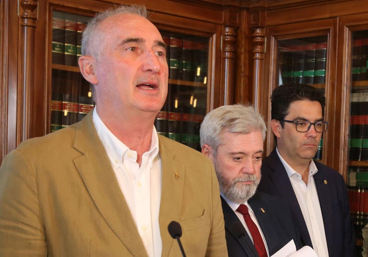 El alcalde José Mazarías, acompañado de los concejales Alejandro González-Salamanca y José Luis Horcajo, reacciona a la sentencia del TSJ.