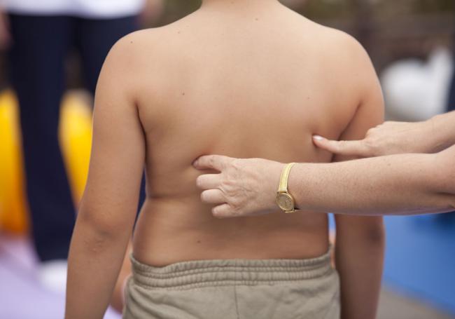 Examen médico a un niño con obesidad.