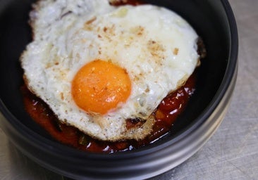 Pisto con huevo frito, queso azul y bonito seco al estilo vallisoletano, por el chef Raúl del Moral