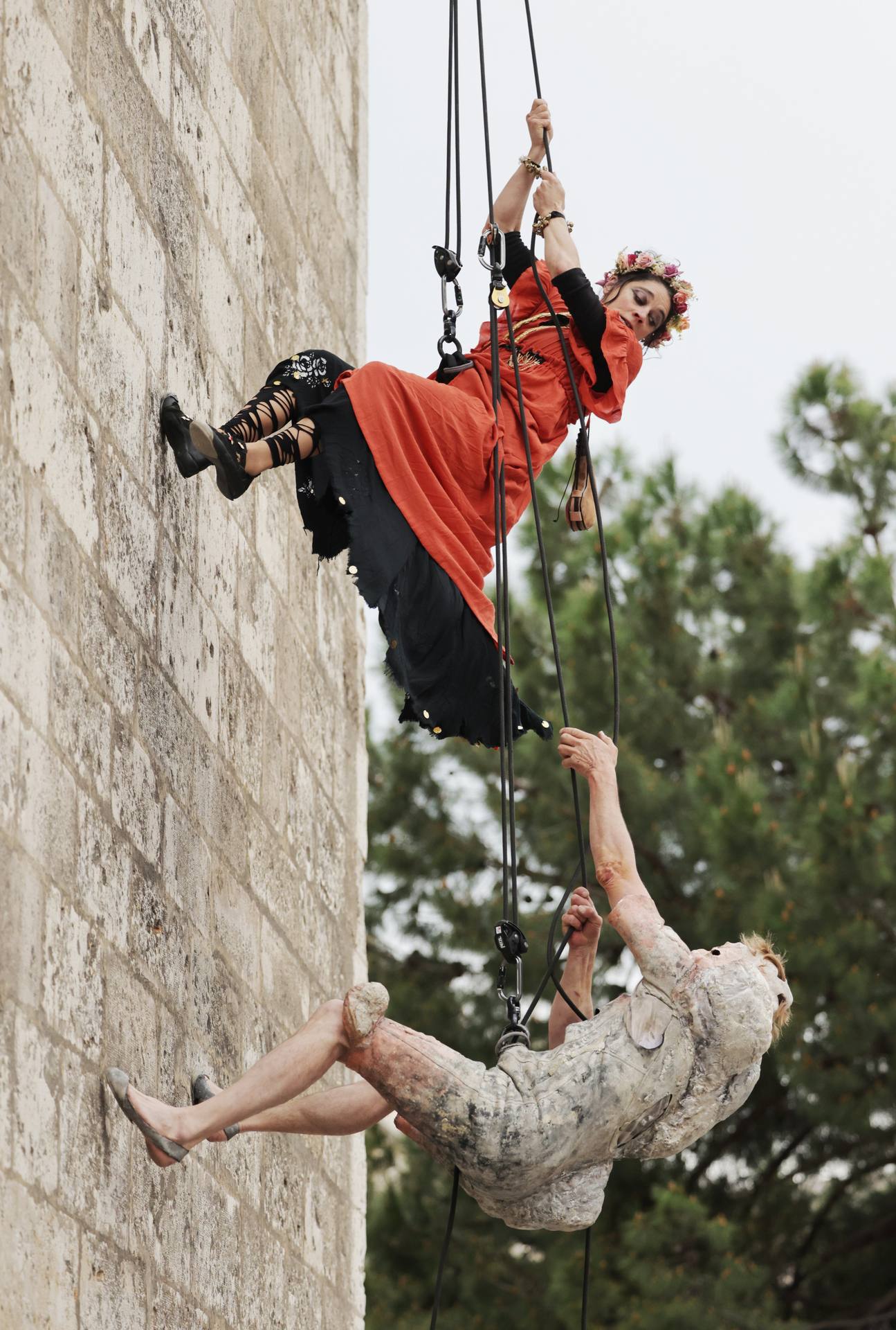 La mascletá poética y el espectáculo de Quasimodo y Esmeralda en Valladolid, en imágenes