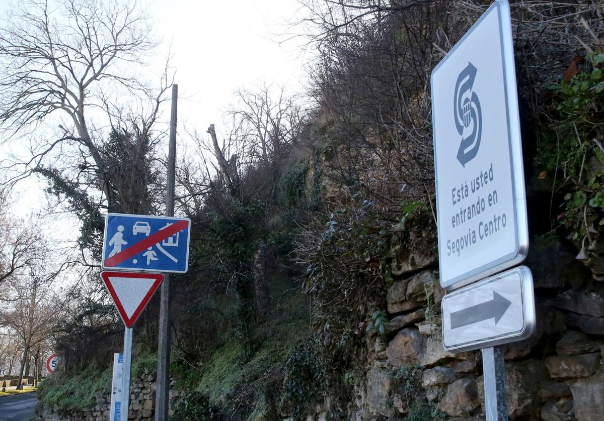 Panel que indica el acceso a la zona de bajas emisiones de Segovia.
