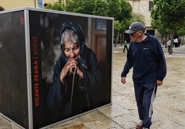 Doce cubos expositivos en plazas y calles de Palencia acercan la fotografía al público.