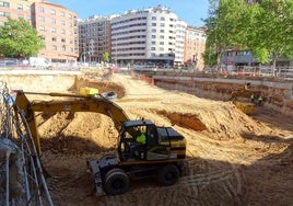 Viviendas en construcción en la calle José Garrote Tebar, en Parquesol, que cerrarán la plaza de Marcos Fernández.