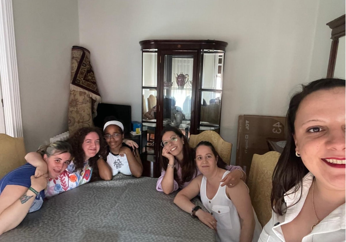 Miembros del equipo del Proyecto Convivo y las jóvenes usuarias de uno de los pisos de alquiler.