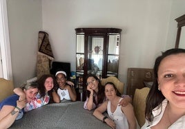 Miembros del equipo del Proyecto Convivo y las jóvenes usuarias de uno de los pisos de alquiler.