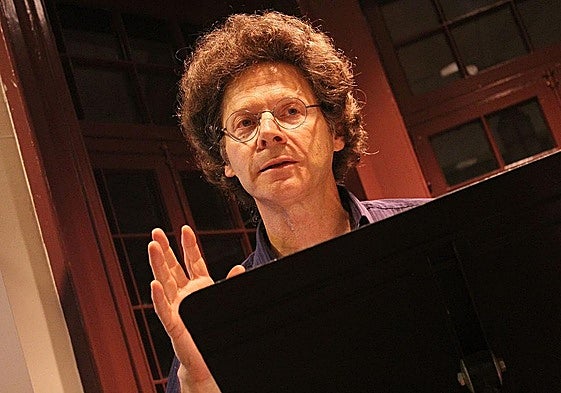 Peter Cole, durante una lectura.