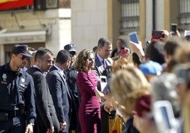 Los Reyes de España, en su visita a la Catedral en junio de 2016, saludan a los palentinos.