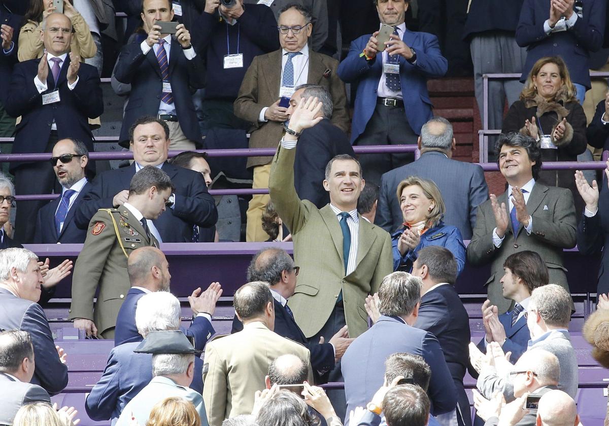 El Rey Felipe VI saluda desde el palco del estadio Zorrilla, en la final de Copa de 2016.