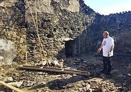 Julio Guerra, en el interior de su casa calcinada.