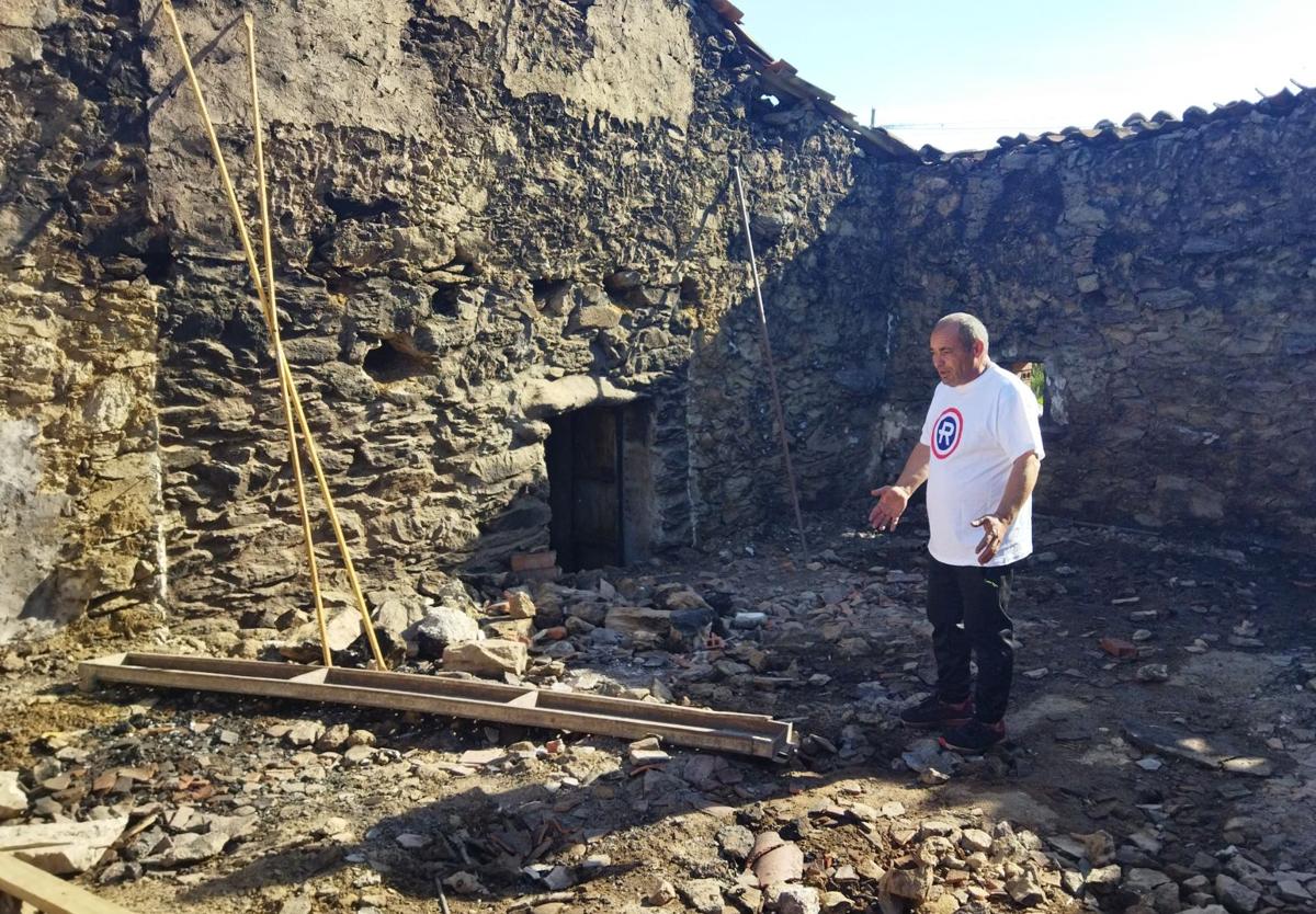 Julio Guerra, en el interior de su casa calcinada.