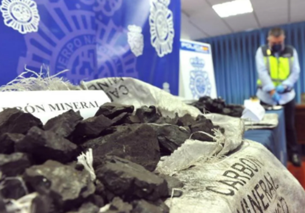Sacos de carbón intervenidos durante la operación del 29 de abril de 2021 en Medina del Campo.