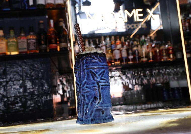 El Bruma, con su crema de coco, mango y pistacho, servido con mucho hielo en el Madame X