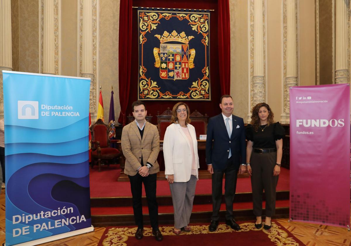 Ángeles Armisén y, José María Viejo, flanqueados por Carolina Valbuena e Ignacio Galarraga, tras la firma del convenio.