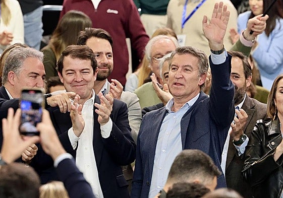 Alfonso Fernández Mañueco junto a Alberto Núñez Feijóo, en la Intermunicipal Popular celebrada en Valladolid el pasado diciembre.