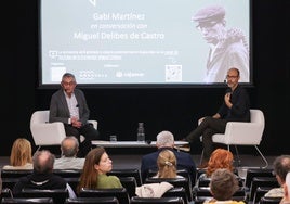 Gabi Martínez, en conversación con Miguel Delibes de Castro.