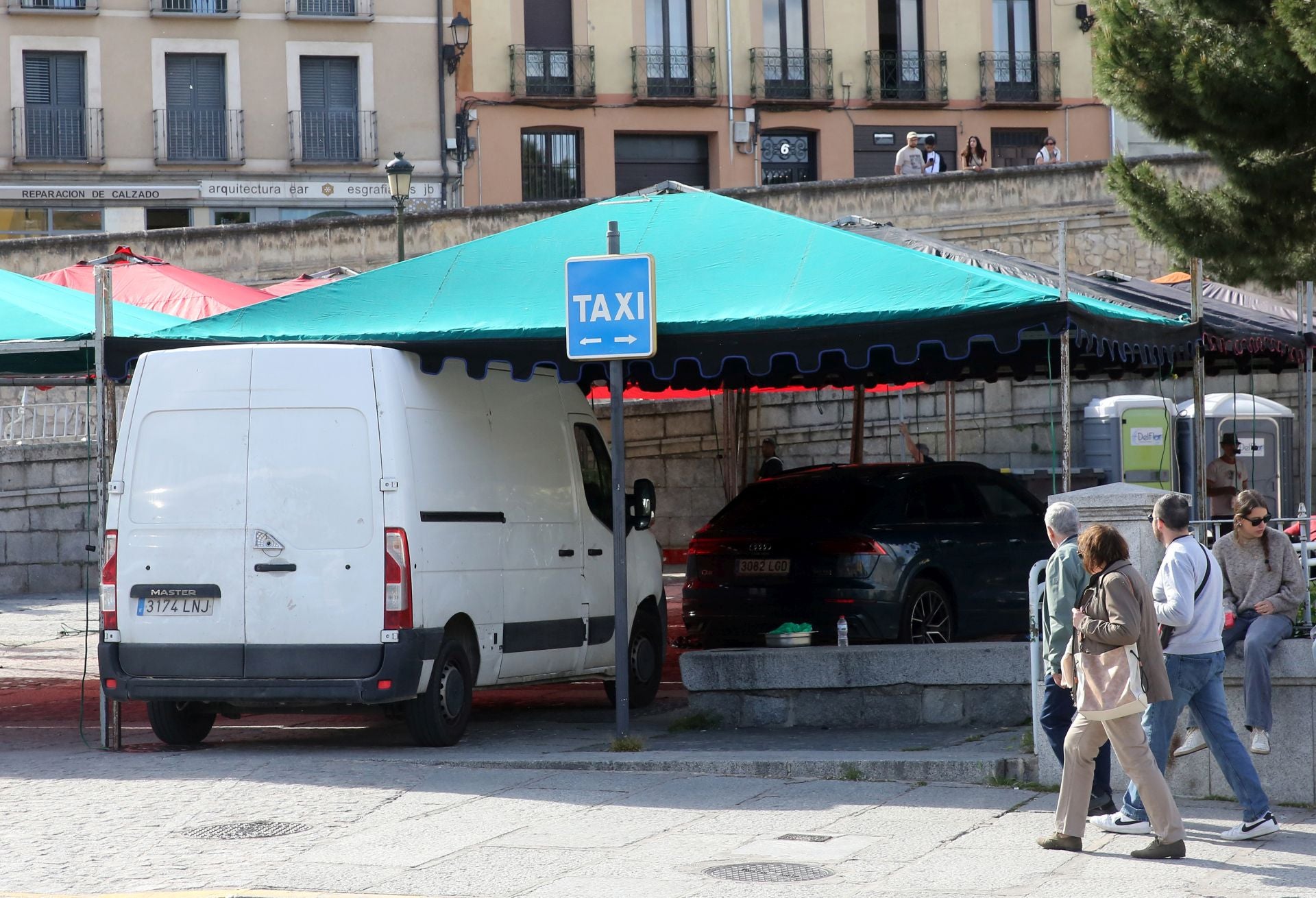 Fotos de los preparativos del Mercado Romano en Padre Claret