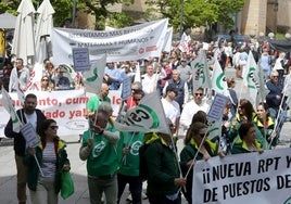 Un momento de la protesta de los empleados municipales, este jueves.