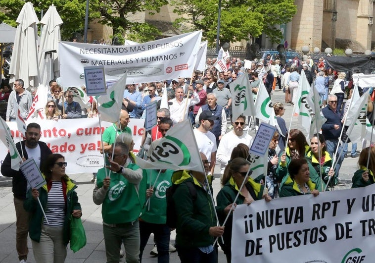 Un momento de la protesta de los empleados municipales, este jueves.