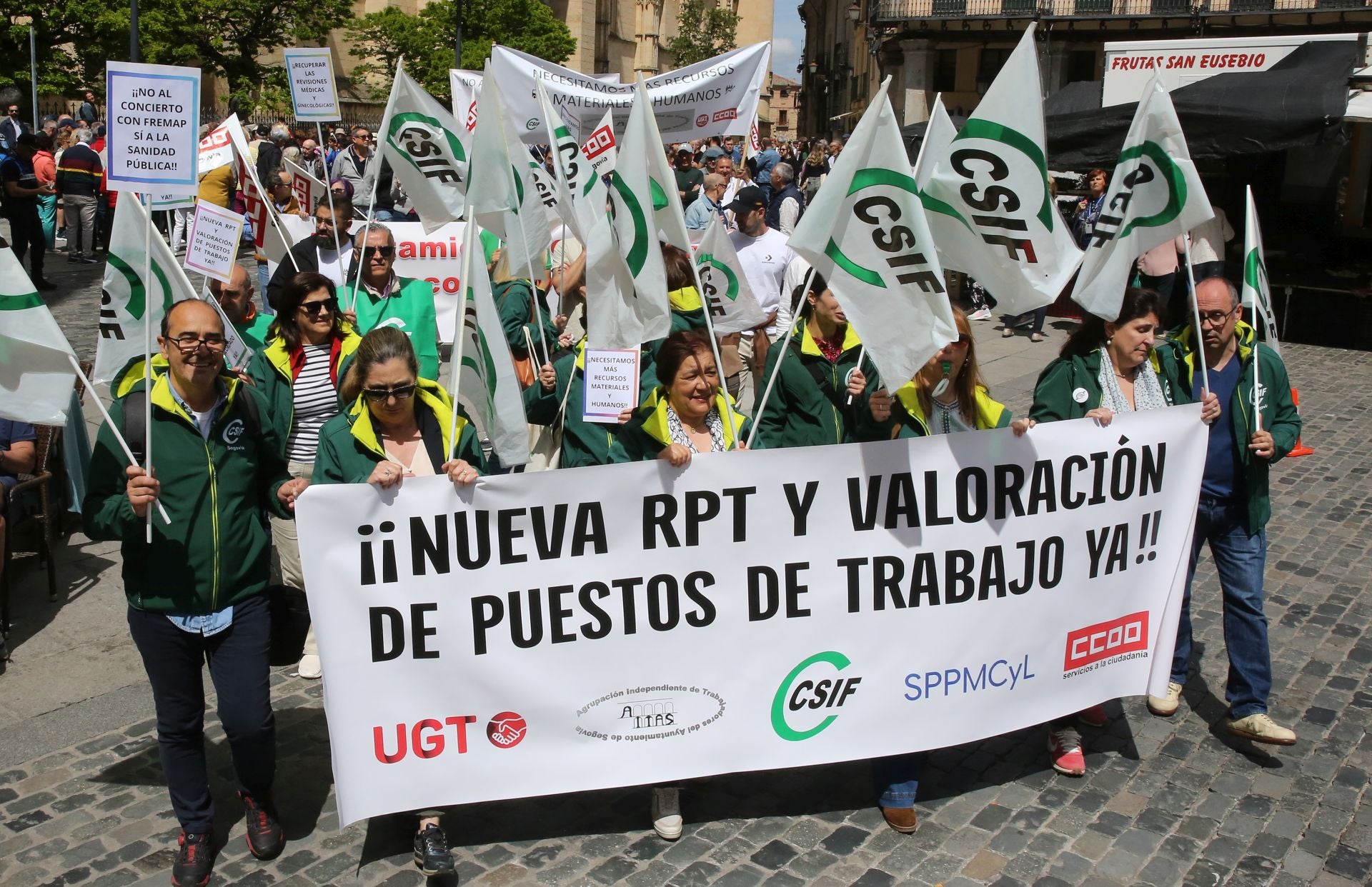 La protesta de los empleados municipales de Segovia, en imágenes