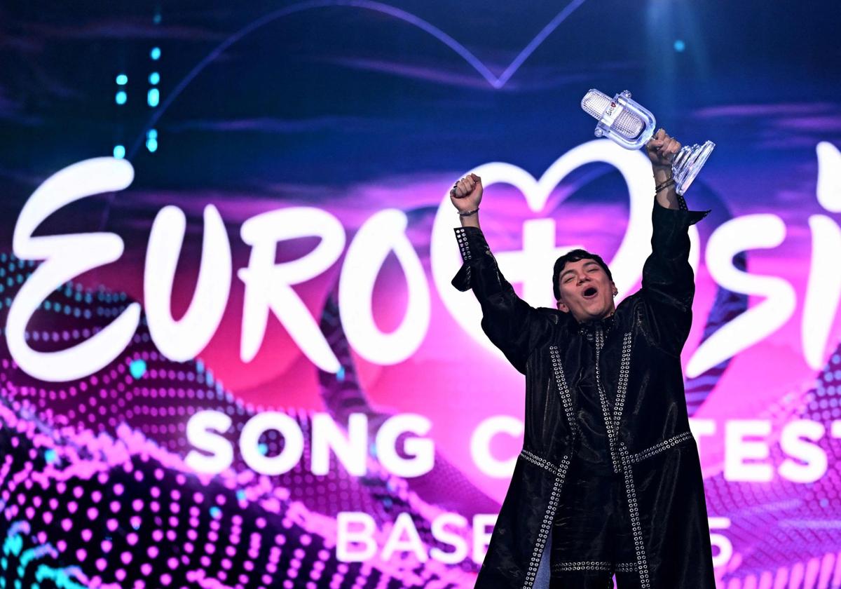 El ganador del Festival de Eurovisión 2025 sostiene el trofeo durante la Gran Final, en Basilea.