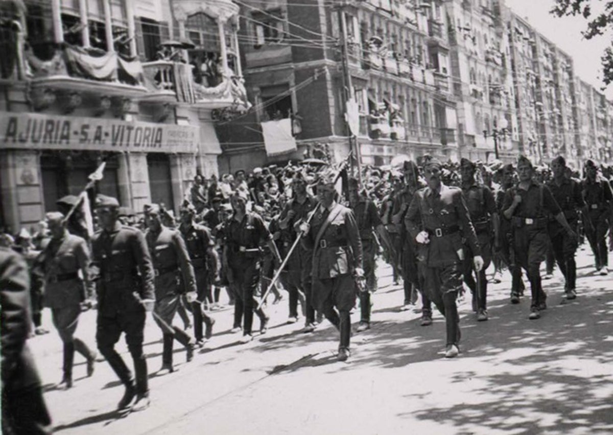 Imagen secundaria 1 - Arriba, el editor, José Ruiz-Castillo, de quien partió la idea de la publicación. Abajo, la Acera de Recoletos en julio de 1938, en plena celebración del segundo aniversario de la sublevación, cuando se publicó el libro; y portada del mismo.