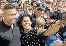 Ronaldo Nazário se hace una foto con una aficionada a su llegada a Valladolid.