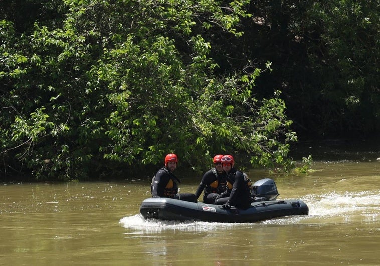 Miembros del operativo de búsqueda, en el Pisuerga.