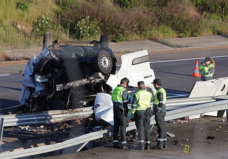 Efectivos de la Guardia Civil, en el lugar del accidente.