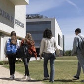 Alumnos de la Universidad de Valladolid caminan por el campus Miguel Delibe.