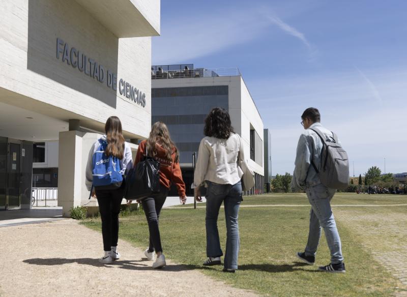 Alumnos de la Universidad de Valladolid caminan por el campus Miguel Delibe.