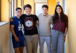 Martín Plater, Daniel Echezarreta, Jorge García y Daniela Collantes, alumnos de Bachillerato del instituto Safa-Grial.