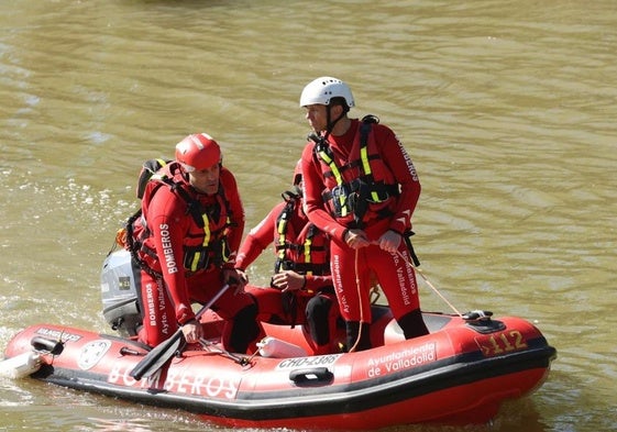 Bomberos del Ayuntamiento de Valladolid peinan el río para buscar al hombre desaparecido.