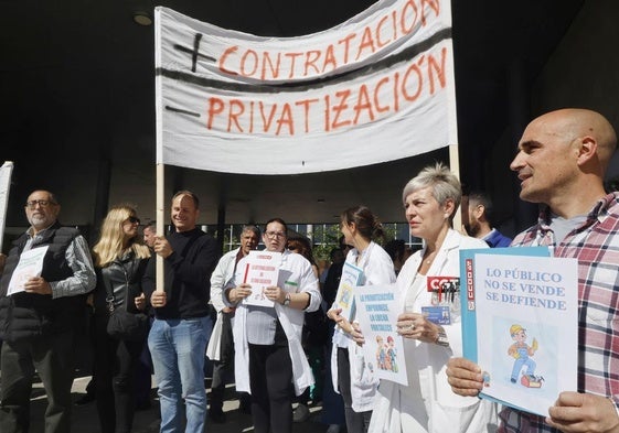 La concentración ante el Hospital Río Carrión, este viernes.