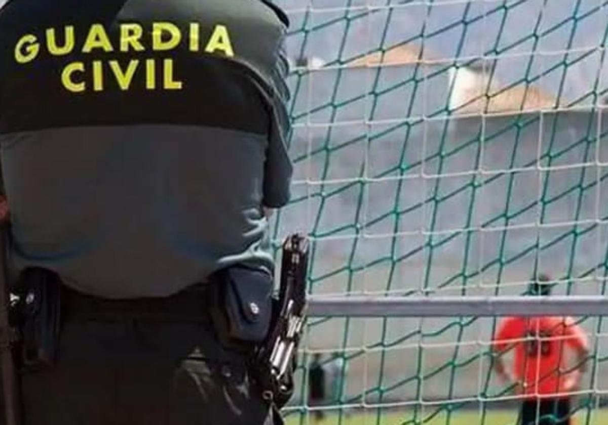 Un agente de la Guardia Civil supervisa un partido de fútbol.