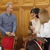 Las concejalas de Vamos Palencia conversan con el edil del PSOE Orlando Castro.