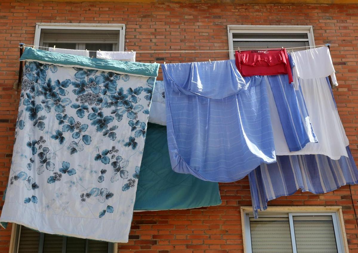 Imagen secundaria 1 - Ventanas y balcones con ropa tendida.